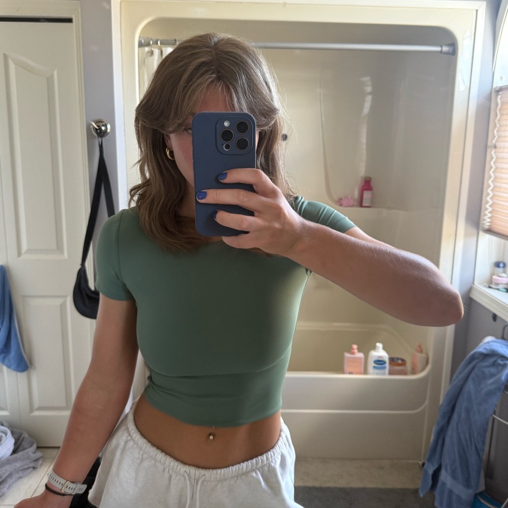 Aritzia babaton contour t shirt !!
